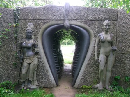 Tunnel inspiré du vagina dentata Victoria's Way Indian Sculpture Park LaylaWaffles
